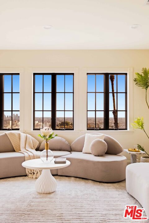 4818 Bonvue Avenue, Los Angeles CA: https://media.crmls.org/mediaz/b908d652-3143-4810-bcc8-e2c9bff91e7d.jpg