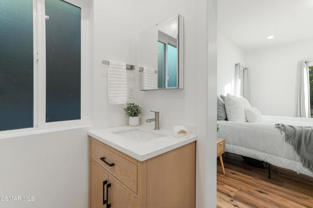 568 Bristol Avenue, Simi Valley CA: https://media.crmls.org/mediaz/b908f76b-1f9c-4946-af64-0a34d3fa5904.jpg