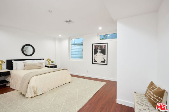 5106 Pacific Avenue, Marina del Rey CA: https://media.crmls.org/mediaz/b909dfef-98c5-4ad4-a42c-7229d5741ac5.jpg