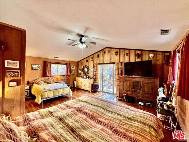 539 Lakewood Lane, Big Bear CA: https://media.crmls.org/mediaz/b90a7dbf-6991-4e35-9974-33a699e9acd4.jpg