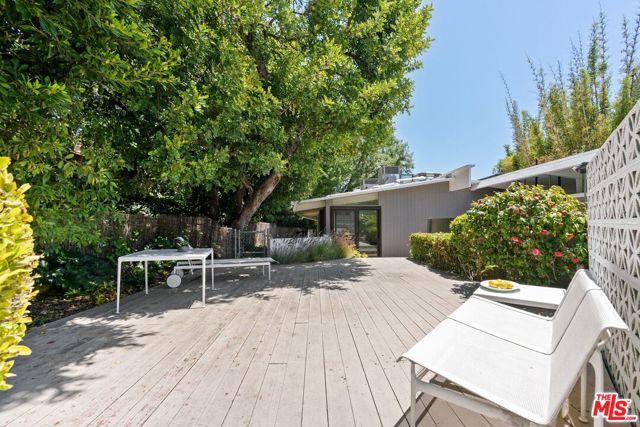 810 Bramble Way, Los Angeles CA: https://media.crmls.org/mediaz/b90b0649-7d3e-4436-ad85-e648c5b687c9.jpg