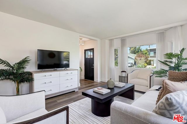 4417 Campbell Drive, Los Angeles CA: https://media.crmls.org/mediaz/b90beee7-a993-4c89-92e0-6b0848fdec4b.jpg