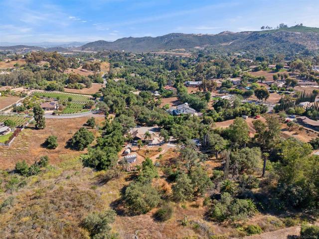 1722 Tierra Libertia Rd, Escondido CA: https://media.crmls.org/mediaz/b90c2c71-094c-433d-8369-8b21262f7f76.jpg