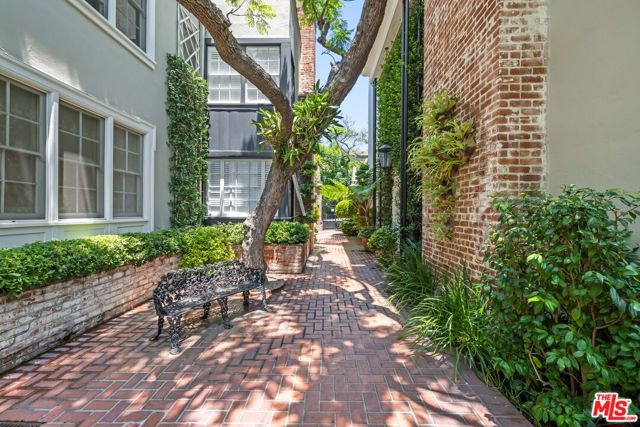 8724 Shoreham Drive, West Hollywood CA: https://media.crmls.org/mediaz/b90c3aba-2c59-46e5-a1f6-02bfaa350877.jpg