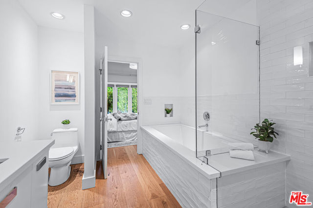 574 N Plymouth Boulevard, Los Angeles CA: https://media.crmls.org/mediaz/b90d051a-9db3-4bda-ae4f-3f2acc4a028b.jpg