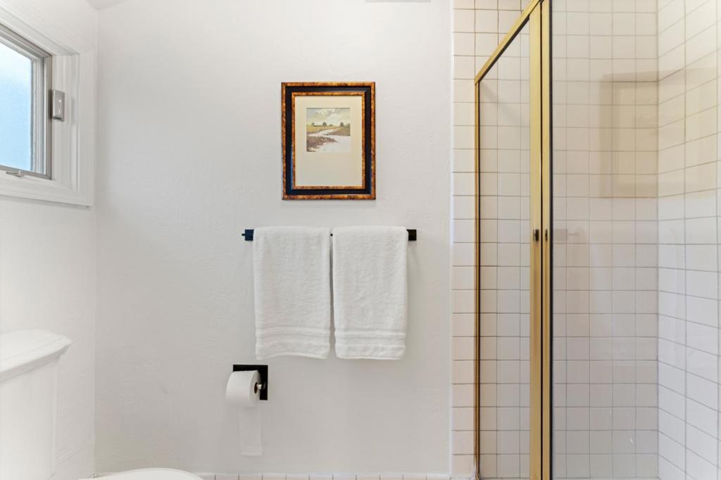 https://media.crmls.org/mediaz/b90d51a2-2106-4d4f-b3ef-b50adff2b6bc.jpg?preset=X-Large