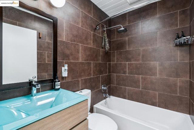 4003 Santa Fe CT, Concord CA: https://media.crmls.org/mediaz/b90d5215-c683-4393-8bf9-00b431b613f3.jpg