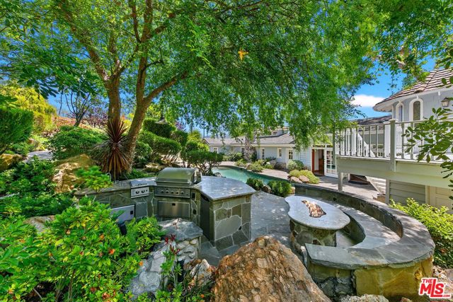 33269 Mulholland Highway, Malibu CA: https://media.crmls.org/mediaz/b90e56ee-b3e6-4dd6-9f49-f37470f84331.jpg