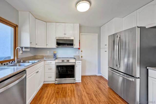 13144 Avenida Grande, San Diego CA: https://media.crmls.org/mediaz/b90f357f-ea6a-498b-8203-5c96d82713a0.jpg