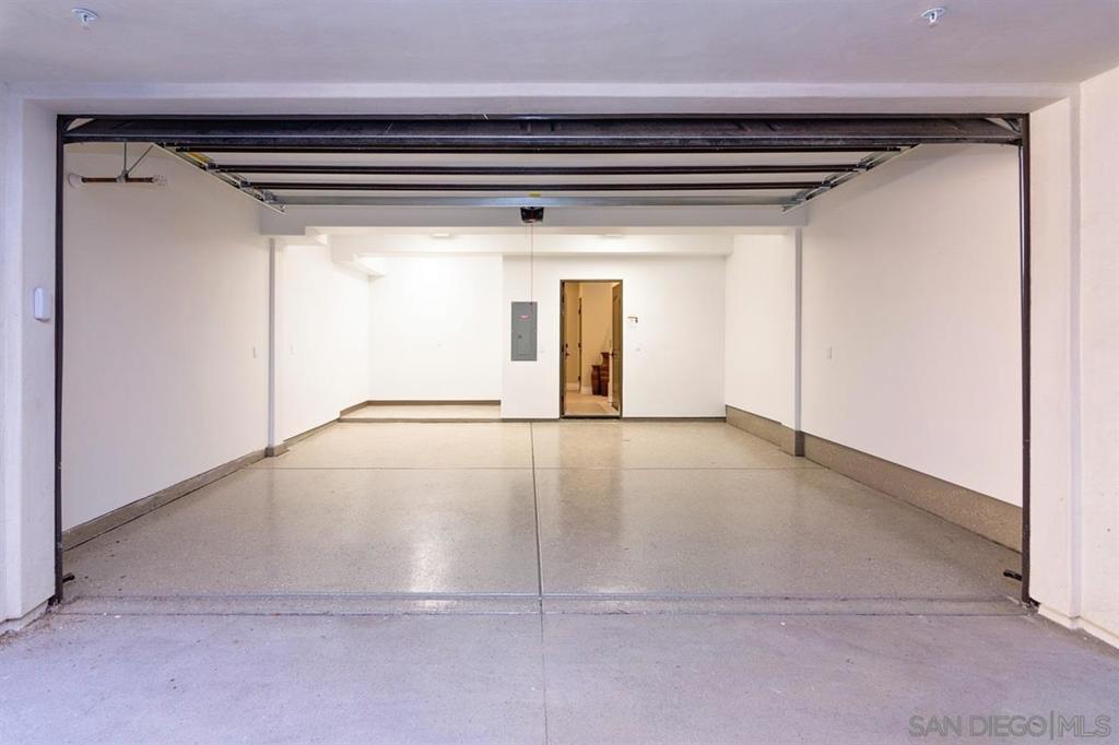 https://media.crmls.org/mediaz/b90fae8d-bcb6-4514-95b6-42315209d25a.jpg?preset=X-Large