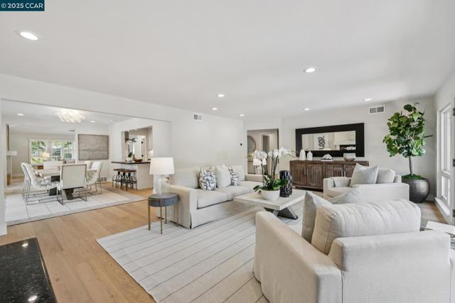 241 E Creek Dr, Menlo Park CA: https://media.crmls.org/mediaz/b9104354-3df4-419b-b3db-b4da0a9326b1.jpg