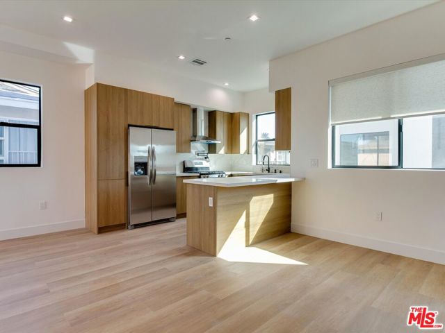 2817 S Redondo Boulevard, Los Angeles CA: https://media.crmls.org/mediaz/b91184fa-f2f5-43e7-a414-34dd664b97ae.jpg