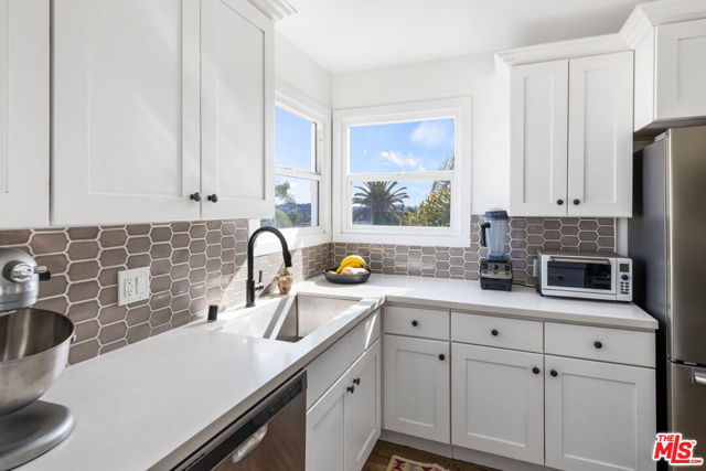 4004 W Avenue 42, Los Angeles CA: https://media.crmls.org/mediaz/b911a65b-bbc6-4f5c-b40b-4a7651ea3e40.jpg