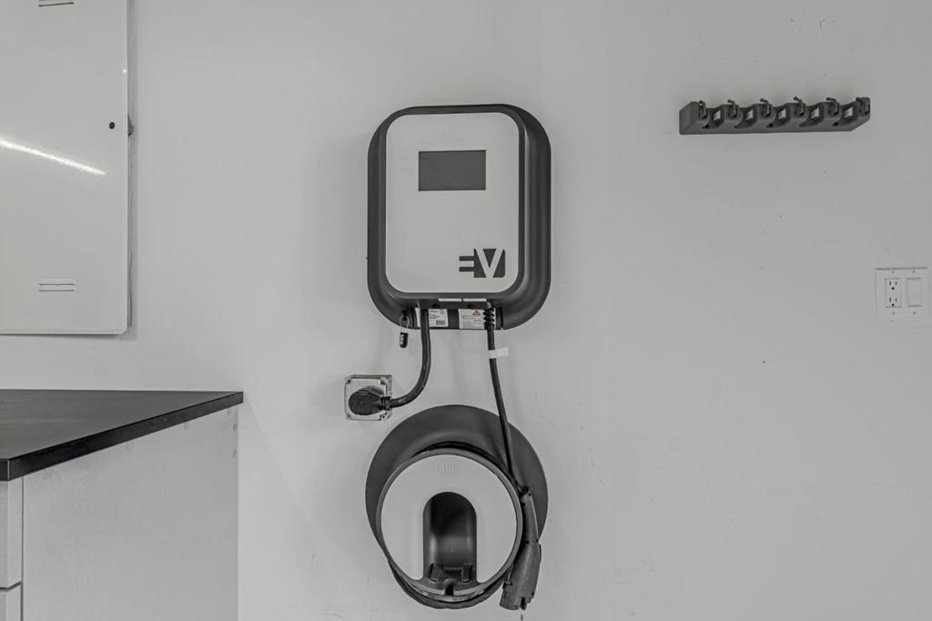 https://media.crmls.org/mediaz/b9125074-fb35-4316-8d1e-80db0af96269.jpg?preset=X-Large