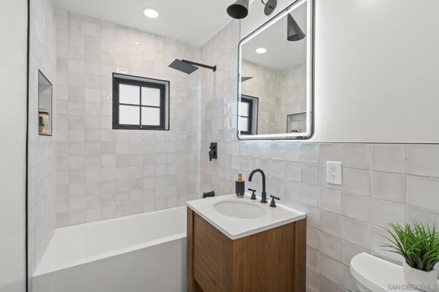 375 E Avenue, Coronado CA: https://media.crmls.org/mediaz/b9125e72-c042-45cb-90d5-b3c8bbae77d0.jpg