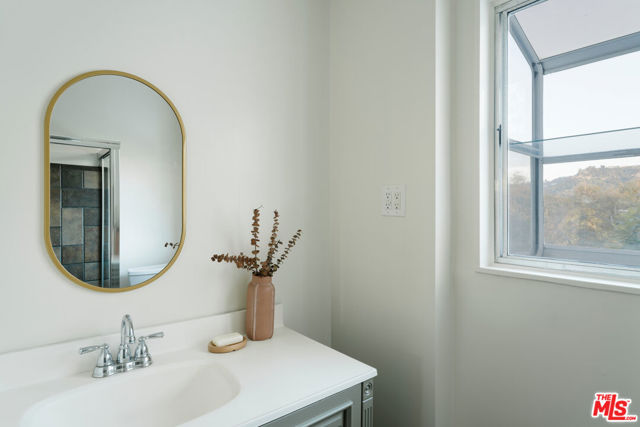 11764 Laurelcrest Drive, Studio City CA: https://media.crmls.org/mediaz/b913e084-b418-4094-b958-071172d5799a.jpg