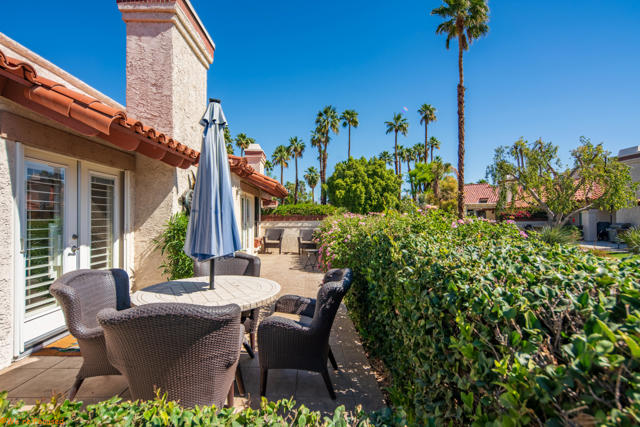 110 Trento Circle, Palm Desert CA: https://media.crmls.org/mediaz/b9146e17-e69c-4de1-959d-69ae08683605.jpg