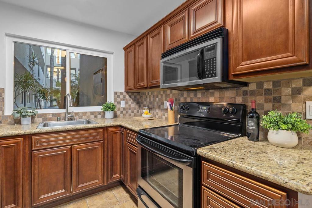 1030 Robinson Ave - photo 5