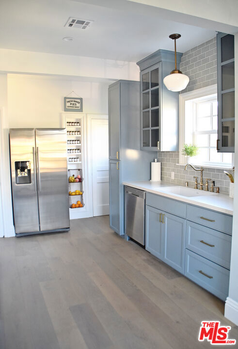 135 1/2 N Harper Avenue, Los Angeles CA: https://media.crmls.org/mediaz/b9149304-c3b1-4248-860d-1beed87c9e2f.jpg