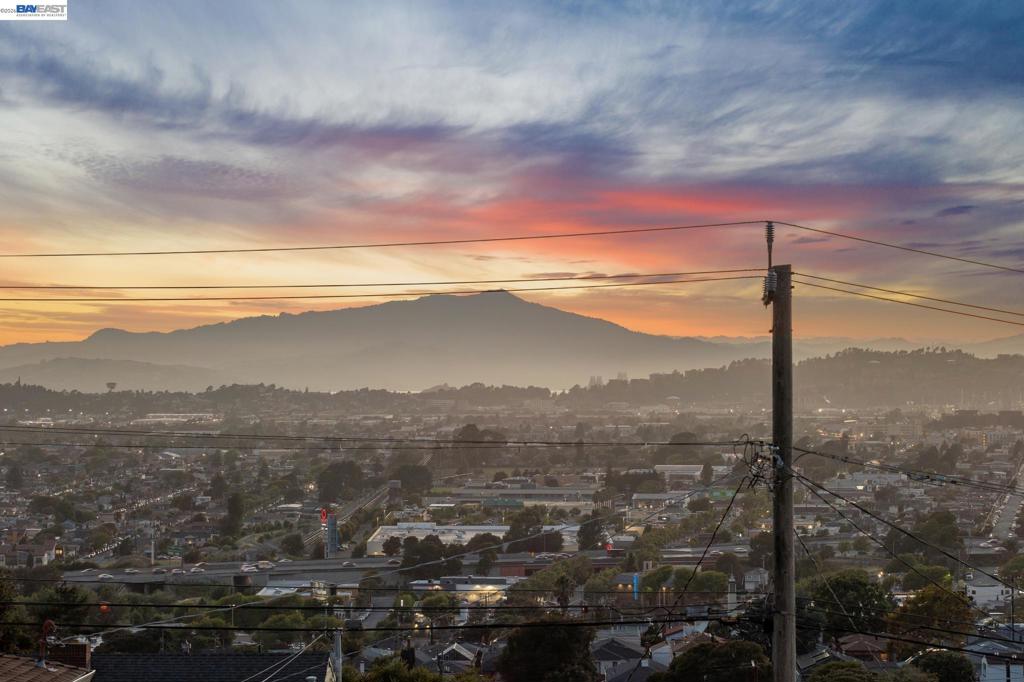 https://media.crmls.org/mediaz/b9149d31-4796-4909-b8f4-3eddf7293c2d.jpg?preset=X-Large