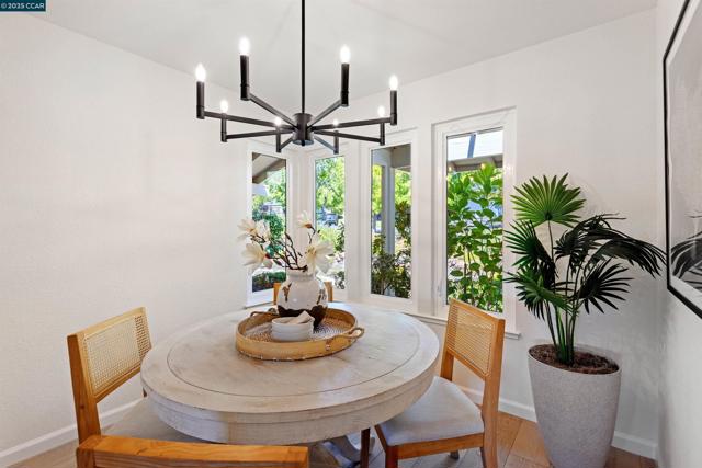 11 Breck Ct, Moraga CA: https://media.crmls.org/mediaz/b914c8e4-d2e5-4cfe-be11-535604a1496e.jpg