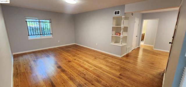 3009 Park Blvd, Oakland CA: https://media.crmls.org/mediaz/b914d5e5-1777-4758-964b-a80752b0324c.jpg