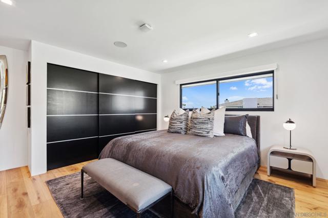 5560 Moonlight Lane, La Jolla CA: https://media.crmls.org/mediaz/b9159f57-dbd9-4797-8cb1-41f119df4172.jpg