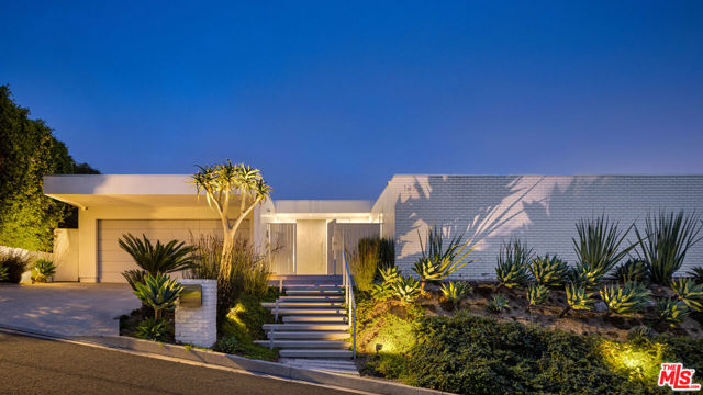 1476 Carla, Beverly Hills CA: https://media.crmls.org/mediaz/b915f4af-99b4-4615-b232-7fe52c85e51e.jpg