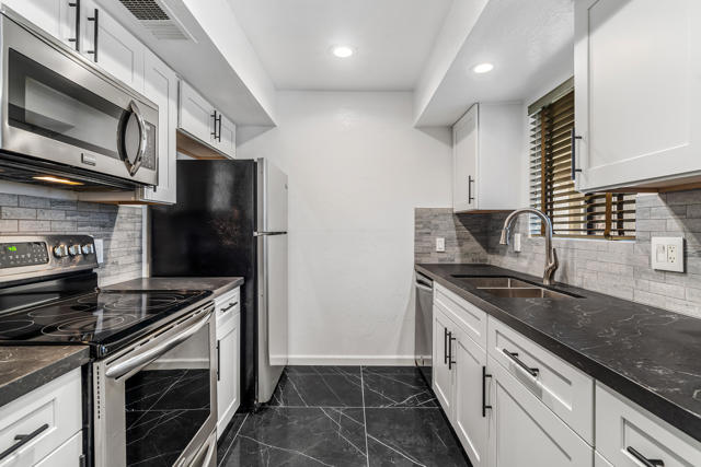 1050 E Ramon Road, Palm Springs CA: https://media.crmls.org/mediaz/b9168767-da8c-437c-93bb-fbdb479c1ec7.jpg