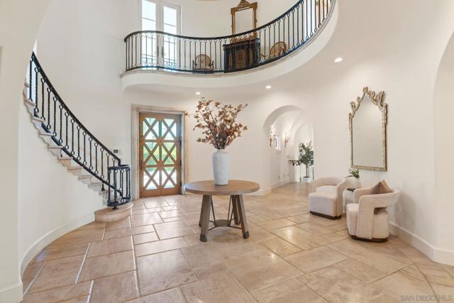 6692 La Jolla Scenic Dr S, La Jolla CA: https://media.crmls.org/mediaz/b917b57e-6daf-49b8-923c-430ae59610a5.jpg