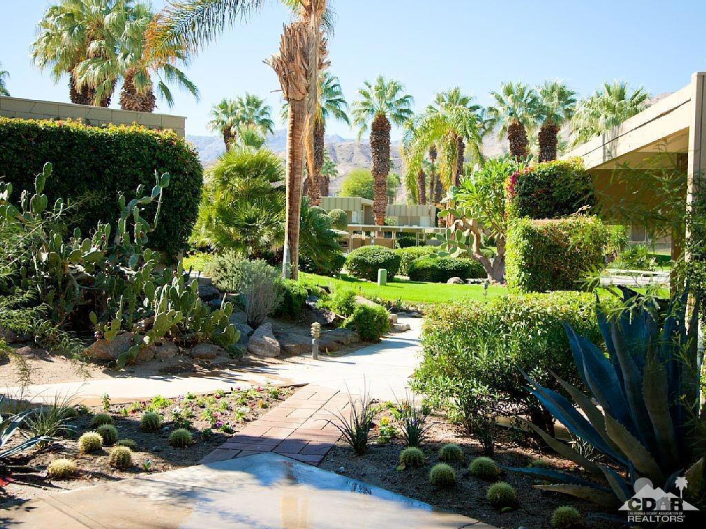 https://media.crmls.org/mediaz/b91bb921-3c86-4a48-b9a6-b6e37817d147.jpg?preset=X-Large