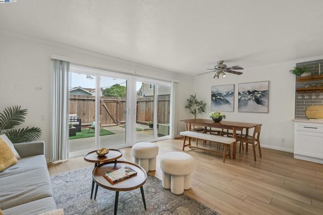 992 Del Norte Dr, Livermore CA: https://media.crmls.org/mediaz/b91ff600-5e76-411d-9a67-ae52cd35e5de.jpg