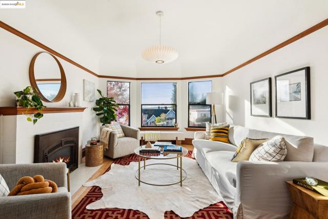 1521 Josephine St, Berkeley CA: https://media.crmls.org/mediaz/b9206321-9d4e-49cd-8cdd-a2686705ceb7.jpg