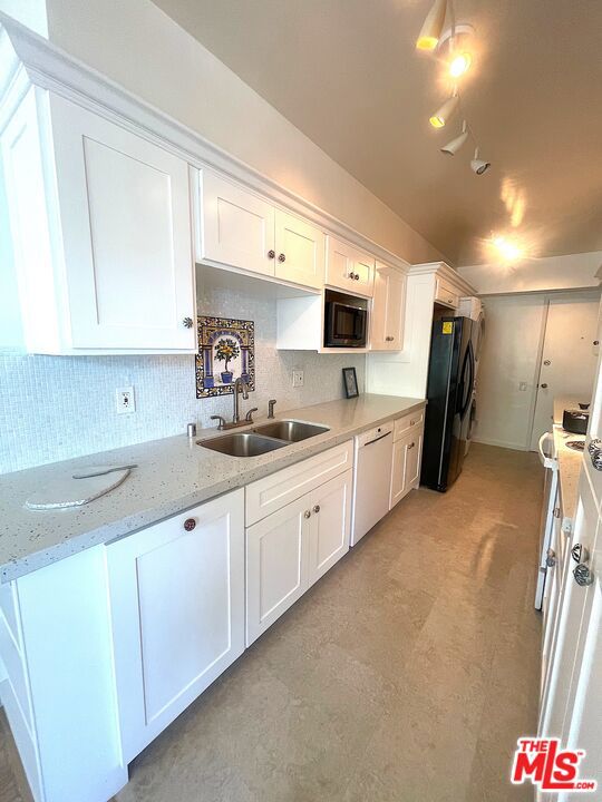 4915 Tyrone Avenue, Sherman Oaks CA: https://media.crmls.org/mediaz/b920c59c-3901-40cb-a739-752c5e72aa85.jpg