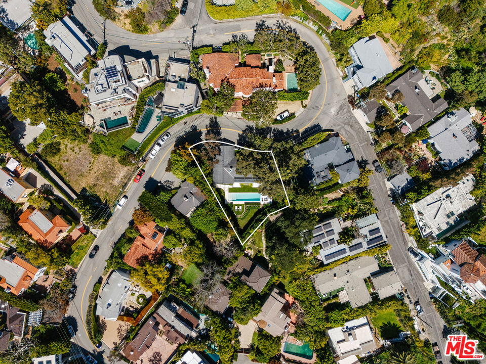 https://media.crmls.org/mediaz/b921496c-d0e9-4c44-883a-5f620b870a60.jpg?preset=X-Large