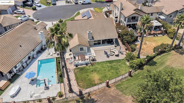 2167 Saint Andrews Ct, Discovery Bay CA: https://media.crmls.org/mediaz/b921ee9c-e2e1-407c-b882-7c2224f982bf.jpg