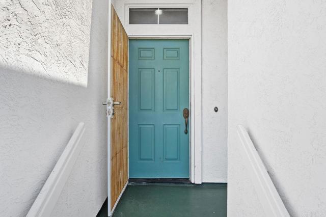 3325 Genoa Way, Oceanside CA: https://media.crmls.org/mediaz/b922fa65-4ff6-493c-8d08-ab8253ad5c31.jpg