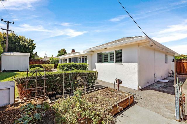 4208 Garland Dr, Fremont CA: https://media.crmls.org/mediaz/b922fe5d-e4e4-4e5e-b90f-16f283903536.jpg