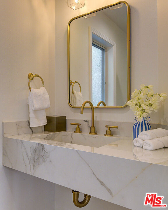 209 19th Street, Manhattan Beach CA: https://media.crmls.org/mediaz/b92313a2-b7b7-48e2-8957-36aa5dc05a70.jpg