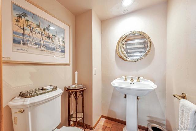 2210 Avenida De La Playa, La Jolla CA: https://media.crmls.org/mediaz/b92322d2-5f7c-43d6-9e19-1839e8666fe2.jpg