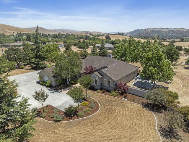 5636 Sundown Lane, Tres Pinos CA: https://media.crmls.org/mediaz/b9247231-d0e3-44b7-b84b-2b00de504f91.jpg