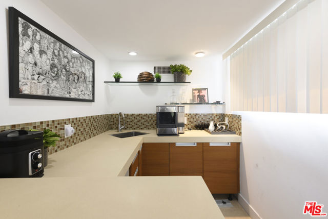8581 Cole Crest Drive, Los Angeles CA: https://media.crmls.org/mediaz/b924ed2f-b1e2-4e31-a074-8a1c7c505d34.jpg
