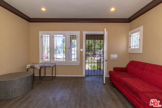 5700 Cimarron Street, Los Angeles CA: https://media.crmls.org/mediaz/b925adf5-3776-4ab6-bb25-ee9d85269043.jpg
