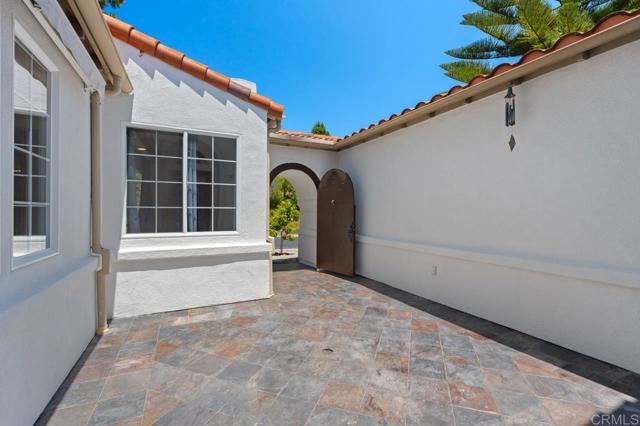 Detail Gallery Image 6 of 75 For 2327 Falkirk Row, La Jolla,  CA 92037 - 3 Beds | 3/1 Baths