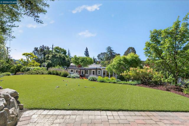 31 Ivy Dr, Orinda CA: https://media.crmls.org/mediaz/b926f473-0344-4dd9-8dcb-df229314d88a.jpg