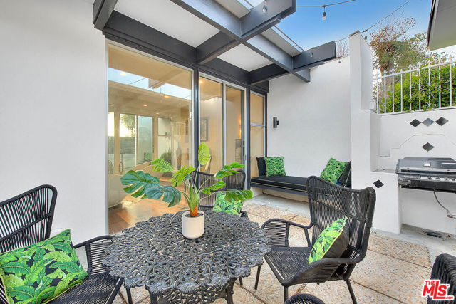 3804 Duray Place, Los Angeles CA: https://media.crmls.org/mediaz/b927eb32-fa32-4329-91f1-7215210fd18e.jpg