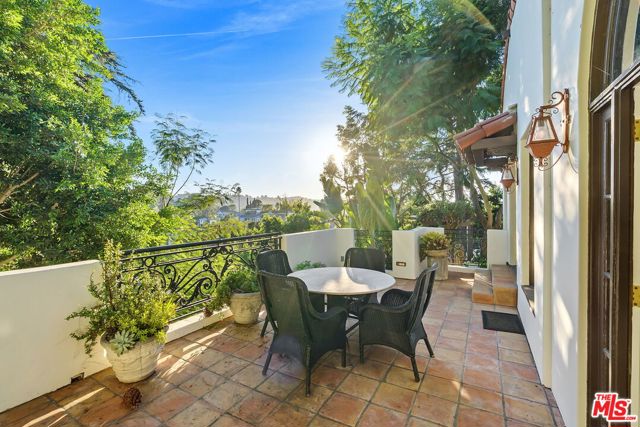 3527 Wonder View Drive, Los Angeles CA: https://media.crmls.org/mediaz/b9288459-7196-4628-b83f-15d691cfaf6b.jpg
