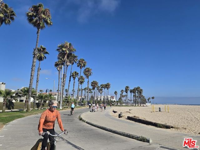 428 Hill Street, Santa Monica CA: https://media.crmls.org/mediaz/b9296803-6480-46f7-8427-b1bda06c1548.jpg