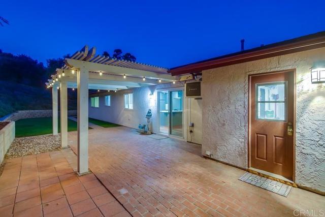444 Victoria Place, Vista CA: https://media.crmls.org/mediaz/b92ac6b9-7ccb-46a4-a5f2-2cd2dcf4413c.jpg