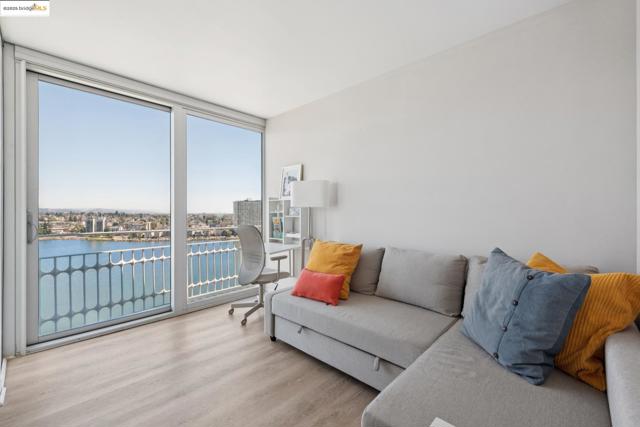 1555 Lakeside Dr, Oakland CA: https://media.crmls.org/mediaz/b92ad42d-0a2b-488e-8c92-d2204f52f357.jpg